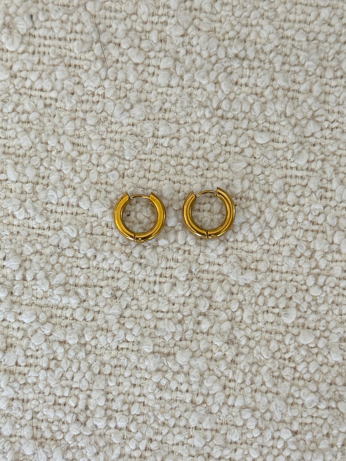 CHANSUTTPEARLS Gold Huggies