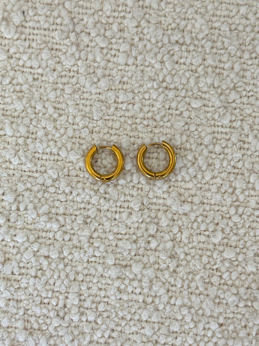 CHANSUTTPEARLS Gold Huggies